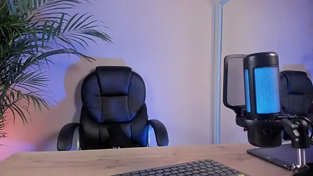 zoe roux21 online show from February 13, 2026, 3:02 am