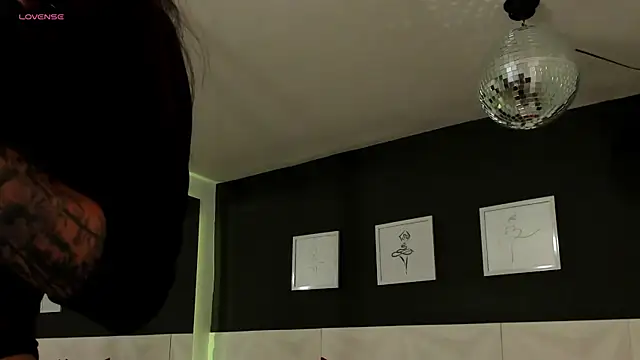 scarlet castro online show from November 6, 2025, 4:52 pm