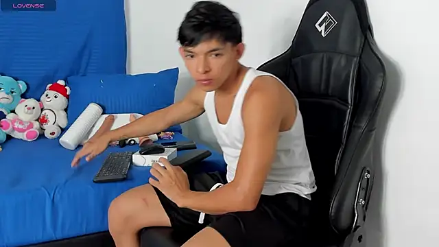 Tonny twink  online show from April 20, 2026, 2:25 am