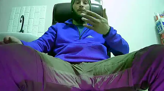 Snapshot of hardbigcock16 chatting on January 4, 2025, 2:04 pm hardbigcock16 online show from January 4, 2025, 2:04 pm