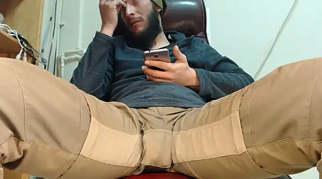 Snapshot of hardbigcock16 chatting on January 18, 2025, 1:18 pm hardbigcock16 online show from January 18, 2025, 1:18 pm