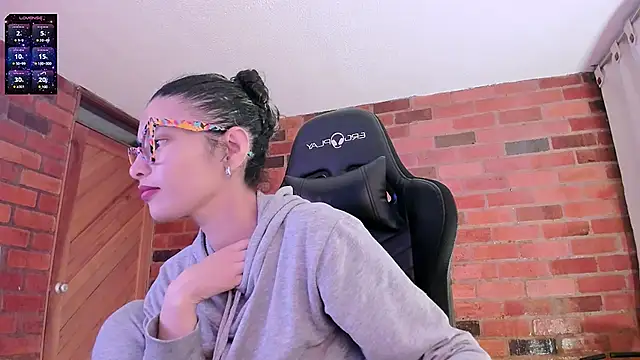 paulinabarnett- online show from December 25, 2024, 1:42 am