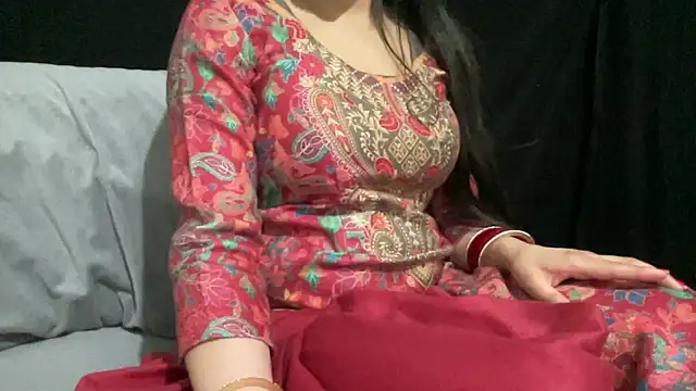 couple horne online show from April 17, 2026, 9:51 pm