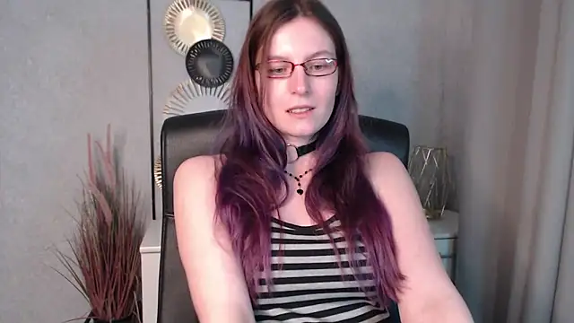 emmaxDelight online show from December 6, 2024, 7:45 pm