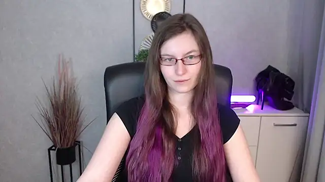 Snapshot of emmaxDelight chatting on December 15, 2025, 6:50 am emmaxDelight online show from December 15, 2025, 6:50 am