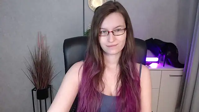 Snapshot of emmaxDelight chatting on December 17, 2025, 6:19 am emmaxDelight online show from December 17, 2025, 6:19 am