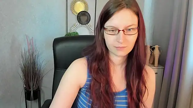 Snapshot of emmaxDelight chatting on June 10, 2026, 5:28 am emmaxDelight online show from June 10, 2026, 5:28 am