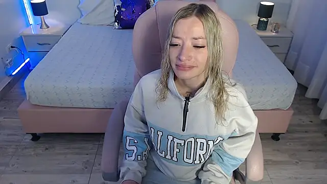 zoe jones13 online show from February 24, 2026, 3:37 am