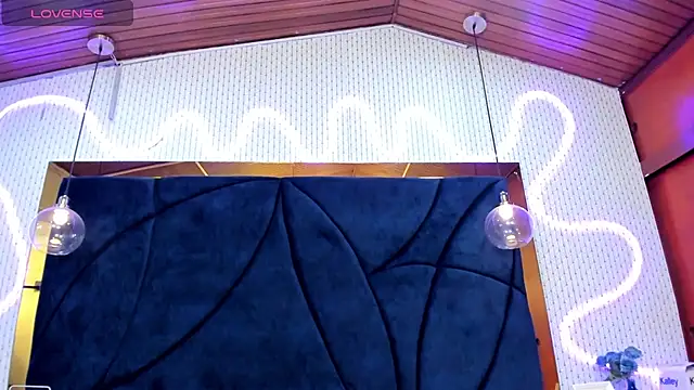 LARISSAEVANS online show from February 20, 2025, 3:30 pm