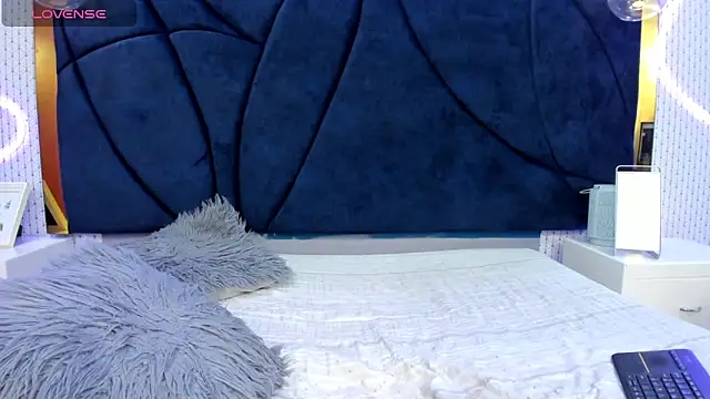 LARISSAEVANS online show from February 27, 2025, 6:20 pm