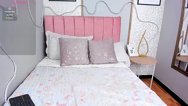 LARISSAEVANS online show from November 26, 2025, 3:07 am