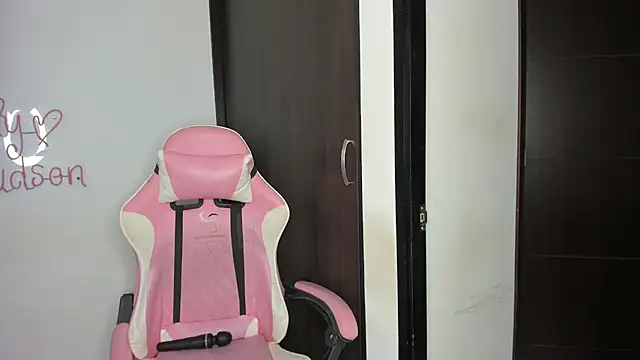 emily huddson  online show from December 16, 2024, 8:58 pm