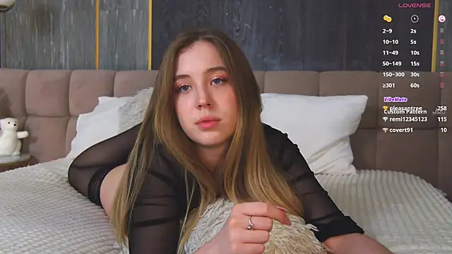 LoraineLuff online show from January 10, 2025, 6:06 pm