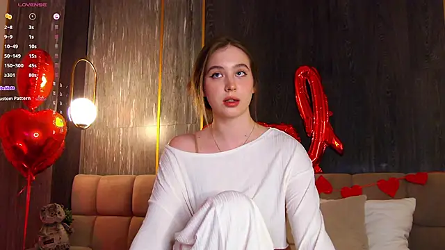 LoraineLuff online show from February 16, 2025, 5:59 pm