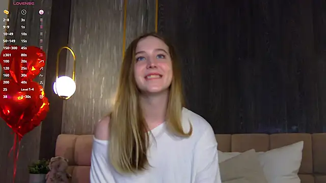 LoraineLuff online show from March 3, 2025, 2:04 pm