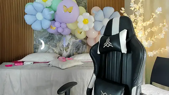 Danna topless online show from April 1, 2026, 12:06 pm