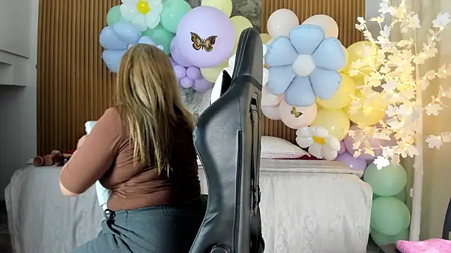 Danna topless online show from April 8, 2026, 12:05 pm