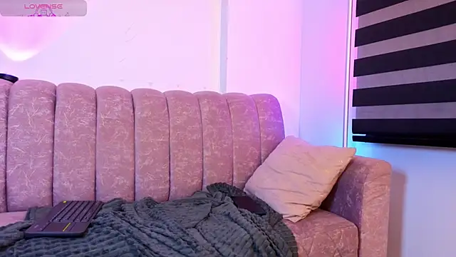  scarletmoore online show from April 1, 2026, 11:33 am