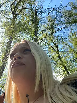 KimPoshhh online show from April 19, 2026, 8:35 am