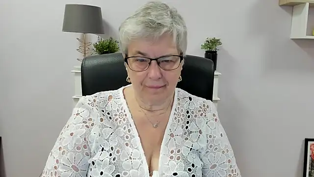 IrisDream online show from June 12, 2026, 6:01 am