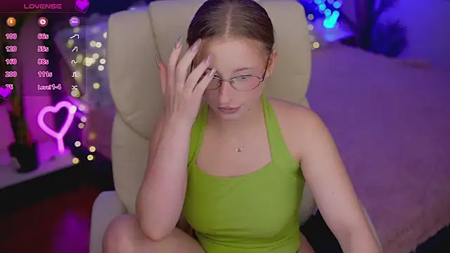 SilverrMoon online show from December 2, 2025, 7:42 pm