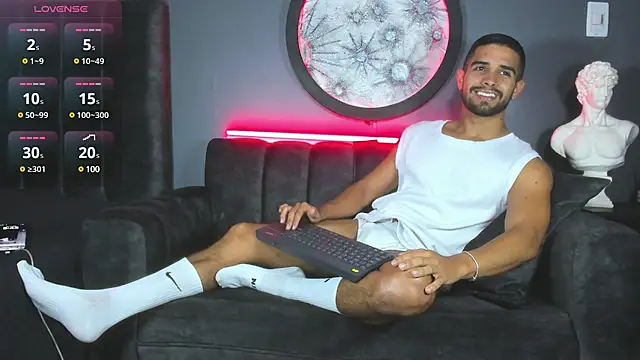 Snapshot of khriss_brown chatting on February 3, 2025, 10:43 pm khriss brown online show from February 3, 2025, 10:43 pm