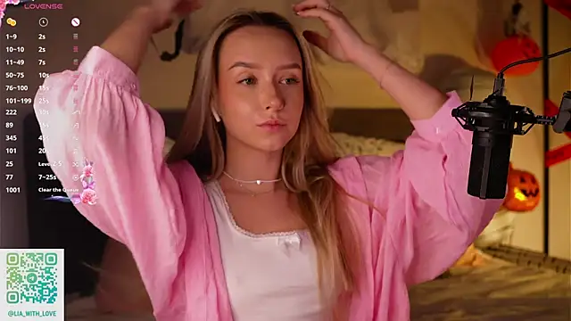 HollisBeckett online show from October 29, 2025, 3:31 am