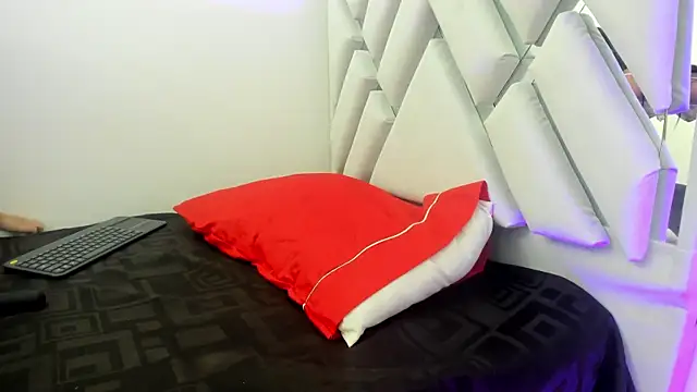 leslyylove online show from December 5, 2024, 7:38 am