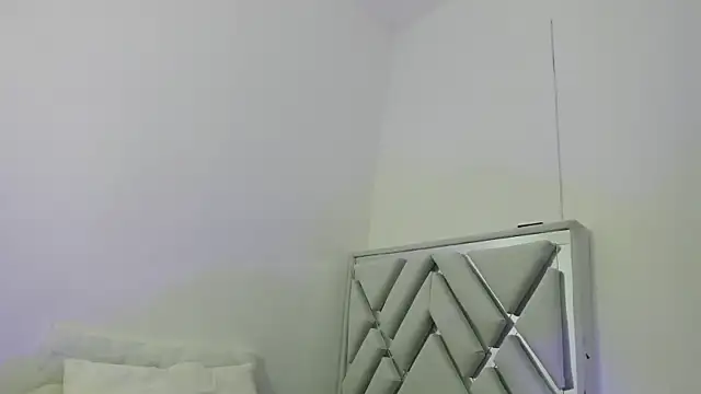 leslyylove online show from February 28, 2025, 8:20 am