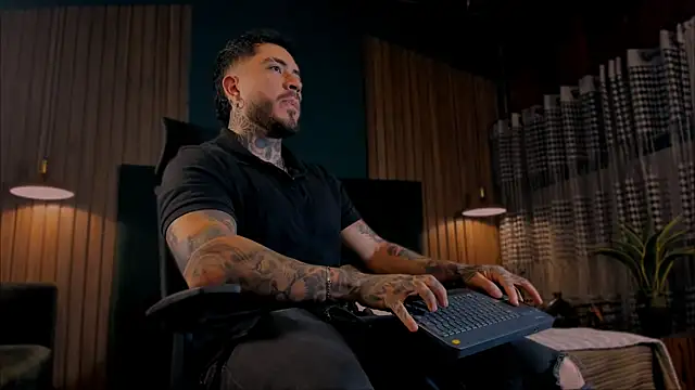 LeoSalvatore  online show from February 4, 2025, 4:05 am