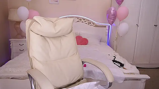 KiraRoxx online show from February 19, 2025, 8:10 pm