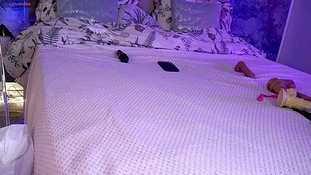 KiraRoxx online show from April 21, 2026, 1:42 am