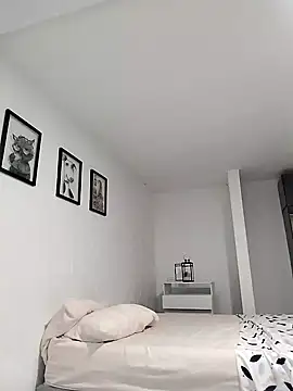 cuteluci  online show from February 9, 2025, 3:23 pm