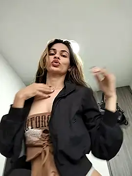 cuteluci  online show from February 17, 2025, 11:34 am