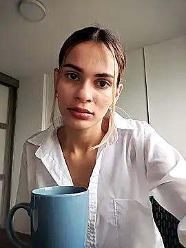 cuteluci  online show from February 25, 2025, 12:24 pm