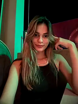 cuteluci  online show from September 29, 2025, 12:05 am