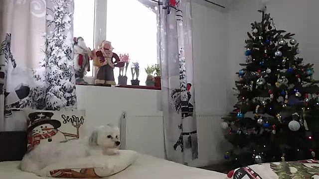 SweetMaddy888 online show from December 31, 2024, 7:10 am