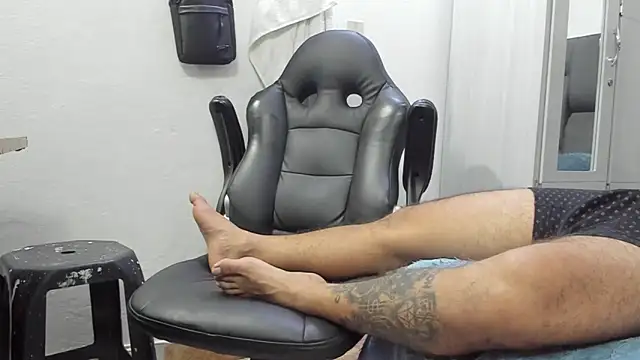 Snapshot of Lyon_vach chatting on January 14, 2025, 10:23 pm Lyon vach online show from January 14, 2025, 10:23 pm