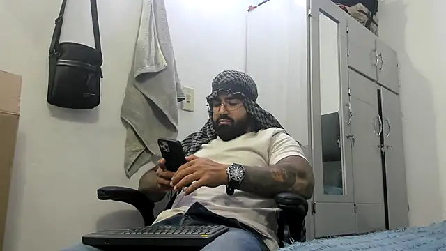 Snapshot of Lyon_vach chatting on January 23, 2025, 10:33 pm Lyon vach online show from January 23, 2025, 10:33 pm