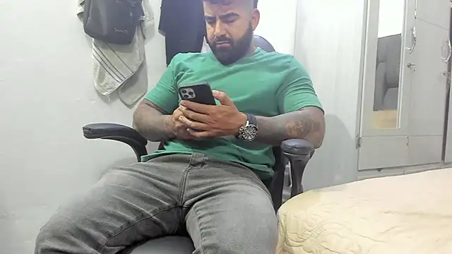 Snapshot of Lyon_vach chatting on January 27, 2025, 8:39 pm Lyon vach online show from January 27, 2025, 8:39 pm