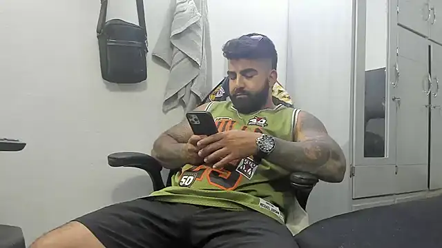 Snapshot of Lyon_vach chatting on February 4, 2025, 1:56 am Lyon vach online show from February 4, 2025, 1:56 am