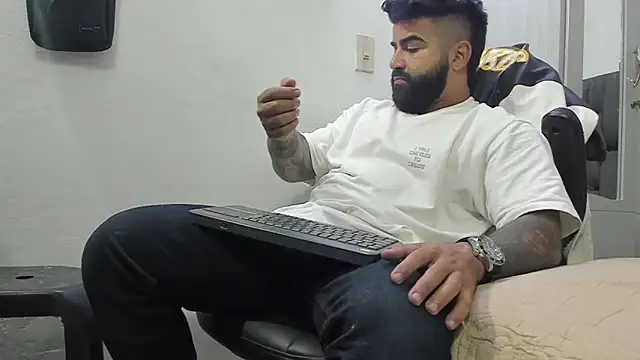 Snapshot of Lyon_vach chatting on February 10, 2025, 4:36 pm Lyon vach online show from February 10, 2025, 4:36 pm