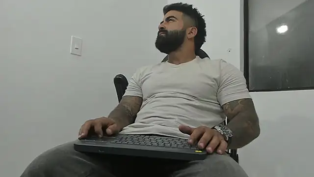 Snapshot of Lyon_vach chatting on February 23, 2025, 2:18 am Lyon vach online show from February 23, 2025, 2:18 am