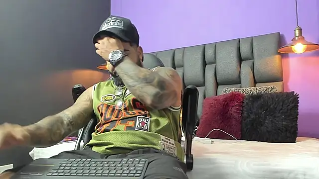 Snapshot of Lyon_vach chatting on September 17, 2025, 8:32 pm Lyon vach online show from September 17, 2025, 8:32 pm