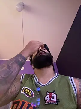 Snapshot of Lyon_vach chatting on October 17, 2025, 8:11 pm Lyon vach online show from October 17, 2025, 8:11 pm