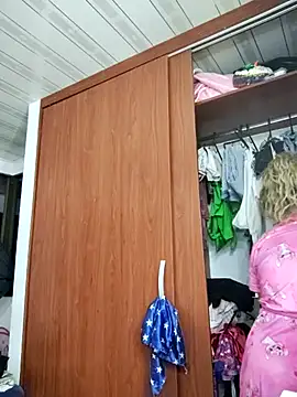 LaurenWelly  online show from March 18, 2025, 4:37 am