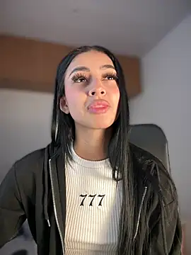 maddy bronw  online show from March 7, 2025, 10:10 pm