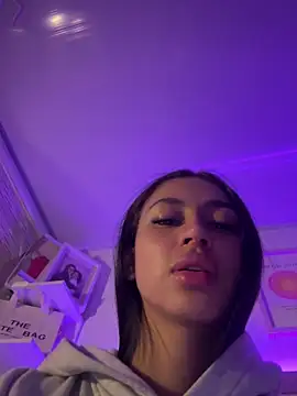 maddy bronw  online show from November 14, 2025, 10:29 pm