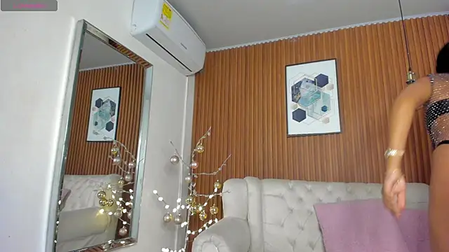 RoxannaHanson online show from December 12, 2024, 4:59 am