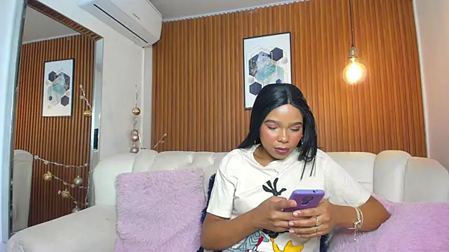 RoxannaHanson online show from December 15, 2024, 3:02 am